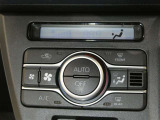 「AUTO」スイッチで車内の温度を一定に保ってくれるオートエアコン。快適装備の代名詞。もちろんマニュアル操作も可能ですよ。