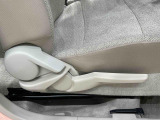 運転手の体格に合わせて運転席の座面の高さ調整ができるシートリフターが付いてます