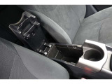肘置きの中が小物入れになっています!