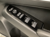ハンドルの右側に電動格納付きパワーミラーの操作スイッチがついています。左右のサイドミラーの角度調節も微調整ができて便利です。パワーウインドウは運転席でドア4枚とも上下の操作ができるようになっています。