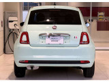 真ん中に輝く「FIAT」のエンブレムが、イタリアからやってきた特別なクルマであることを物語っています。