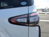 夜間や悪天候などの視界が悪いときに、自車の存在を後続車に知らせる為のテールライト。追突事故の防止に繋がります。
