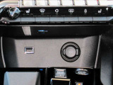 USBポート(前席1、後席2)/12V電源ソケット/Qi