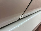 運転席ドアの淵に小傷がございます。