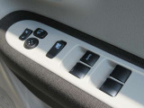 運転席側には、電動格納ドアミラ―スイッチとパワーウィンドゥスイッチがあります。お子様が乗った時に運転席以外のパワーウィンドゥを動かさなくするウィンドゥロックスイッチ付き。