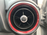 レッド基調のエアコンガーニッシュ