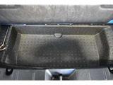 サブトランク付ですので洗車道具や工具の収納に便利です