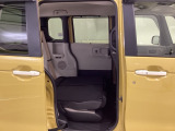 トランクスルー機構を採用、リアシートを前方に倒せば、つり道具など長尺物も収納可能です。左右別々で倒せる2分割式です。