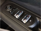 【ペダル】BMWはオルガン式アクセルペダルを採用しています。踏み込む足とペダルが同じ軌跡を描くため、かかとがずれにくく、アクセルコントロールがよりしやすくなるメリットがあります。