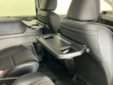 前席背面には格納式のテーブルも装備。食事やスマホ・タブレットでの動画視聴など様々な用途で活躍します。サイドにはちょっとした荷物がかけれて便利なコンビニフック付きです。