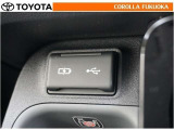 ポータブルオーディオなどの機器を接続して、車両のスピーカーで聞くことができます。