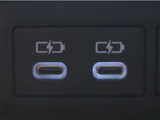 充電用USB端子付き。スマートフォン等の充電に便利です。