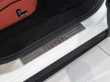 カーペットカラーには「Nero 152(Black)」を採用し、足元を引き締めてインテリア全体の調和を図っています。