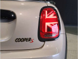 こちらのMINI認定中古車は整備・保証付きでございます。納車前整備費用はお見積書内に別途追加計上する事はございません。認定中古車整備・保証付きのお支払総額でお見積りご確認の上、他店とお比べください!!