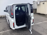 狭い場所での駐車でも、わくわくテールゲートで後ろ側より乗降できます。