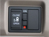 左側パワースライドドア付き!挟み込み防止機能でお子さまの乗り降りも安心です。さらに車内・車外のドアハンドルはもちろん、運転席スイッチやリモコンキーからも開閉できるので、大変便利な装備です!