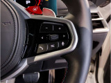 運転中にもオーディオの音量やFMの切り替えなどステアリングでの操作で切り替え可能なため、ステアリングから手を放す必要がない為、運転中でも操作が簡単でございます。