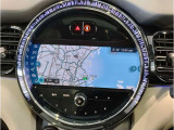 シフトレバー周辺に搭載されたiDrive(ナビのコントローラー)はドライバーの運転姿勢を崩さず、直感的に操作が可能で御座います