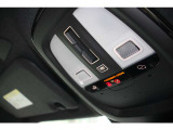 運転席のルーフには室内照明だけでなくSOSの通報ボタンが装備されています 事故の際にはワンプッシュでレスキューと通話が可能です