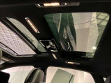 パノラミックルーフで明るい車内と開放感あるドライブをお楽しみいただけます。