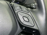 ステアリングスイッチ付き。前方から目を離すことなく操作することが可能です。