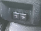 充電用USB端子付き。スマートフォンなどの充電に便利です。