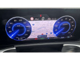【コマンドシステム】センターのコントローラーとスイッチ類及び音声認識機能により、ナビゲーションやオーディオ&ビジュアル、車両設定等を安全に操作できます。また高精度ディスプレイを採用しています。