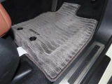 内装工程では、中古車を気持ちよくお乗りいただけるよう清掃しております。