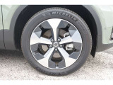 235/50 R 19インチのタイヤとアルミホイールです。スタイリッシュでエレガントな外観のこのホイールリムは、車両の個性的な印象をさらに際立たせます。