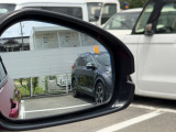 ブラインドスポットインフォメーションを装備しています!走行中、斜め後ろに車両の存在を検知すると、その方向のドアミラー鏡面上にマークを表示しお知らせします。