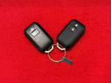キーフリーシステム 電子カードキーを携帯していれば、ドアハンドルやバックドアのスイッチを押すだけでドアの施錠と解錠が行えます!鍵を出す手間なく開閉ラクラク♪♪
