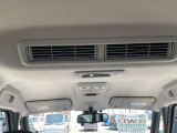 後席向けの送風口が付いており、車内の空気を循環させます☆