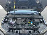 EVの心臓部は電動モーターです。電気を使用して回転力を生み出し、車輪を駆動します。モーターは瞬時にトルクを発生させるため、加速性能が非常に優れています。