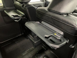 【格納式シートバックテーブル(運転席/助手席)】 物が落ちにくいふち高テーブルはタブレットが立てかけられ、お子さま用のマグカップや500mlの紙パックが入るカップホルダーも備えています。