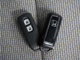 ◆スマートキー◆カギをバッグやポケットに入れたままでもドアロックの開閉ができる『スマートキー』付き!雨天や暗くなってもカギを取り出す必要がなくドアの開錠&エンジンも始動できます