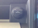 アクセサリーソケット搭載で、車内での機器充電や作業用電源としても活用できます。