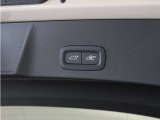 テールゲートには、スイッチ一つで開閉可能な電動開閉機能を装備。また、リアバンパーの下で足を動かすだけで開閉できる、ハンズフリー・オープニング/クロージング機構も搭載しています。