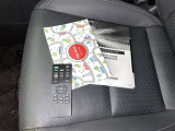 メンテナンスノート、取扱説明書ですね。 車の情報が凝縮されています。 車の整備記録が記載されている大事な物ですよ。