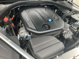 【BMWエンジン】革新的なガソリン・エンジン・テクノロジーによる高性能かつ高効率。レスポンスの良いパワーを発揮。常にスムーズな吸気を実現しアクセル開度にダイレクトに反応しドライビングを楽しく演出。