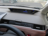 【運転席アッパーボックス】パッと取り出しやすい位置にあるボックスなので、お財布などの小物から本などの小冊子、駐車券など、よく使うものの収納に便利です。