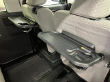 【格納式シートバックテーブル(運転席/助手席)】 物が落ちにくいふち高テーブルはタブレットが立てかけられ、お子さま用のマグカップや500mlの紙パックが入るカップホルダーも備えています。