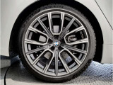 BMW純正アルミホイールです。納車時にはアルミホイールコーティングも承っております!是非ご検討下さいませ。