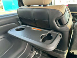運転席・助手席の背中にもドリンクホルダーが搭載しております。