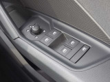 ミラーヒーター、ミラー格納、ミラー調整スイッチ、窓の開閉操作。Audiでは触感開発チームがあり、クリック感は操作する喜びを感じていただけます。
