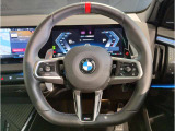 【ハンドル】ドライバーとBMW車の一体感がダイレクトに伝わるステアリングホイール。形状・太さへの拘りに加えて、操作性を高める為にスイッチ類も配置。クイックかつ安定のドライビングを体感下さい!
