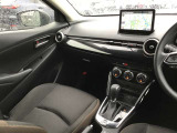 広くてシンプルですっきりした運転席周り。