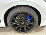 Brembo社製フロント大径ベンチレーテッド2ピースディスクブレーキが足元を美しく飾ります。