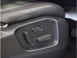 【パワーシート】電動で座面を前後上下に動かすことができます。簡単に運転しても疲れにくい姿勢に調整できます。