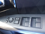 運転席のスイッチで全てのウィンドウの開閉操作を行うことができます。ロックボタンをONにしておくと、運転席以外のウィンドウは作動しないのでお子様を乗せているときなども安心ですね♪