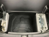 【サブトランク】ラゲッジ下には、スペアタイヤの替わりとなる応急タイヤパンク修理キットも備え付けられています。